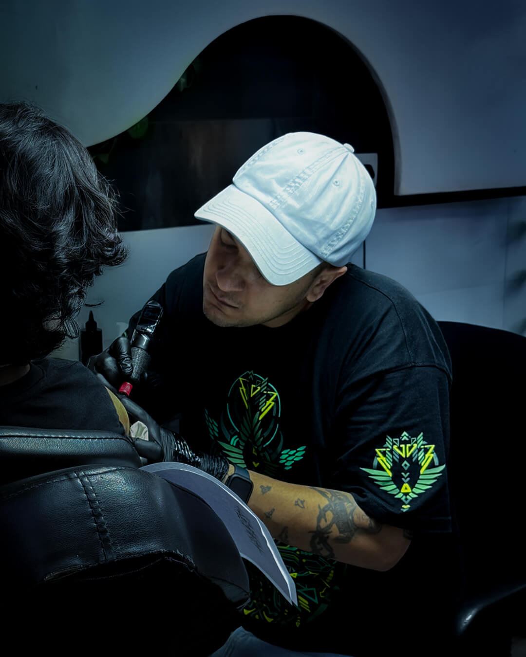 Rohit creating a tattoo at Apex Tattooz in Delhi