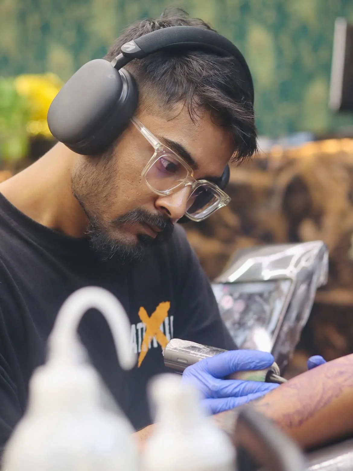 Tanmay creating a tattoo at Apex Tattooz in Delhi